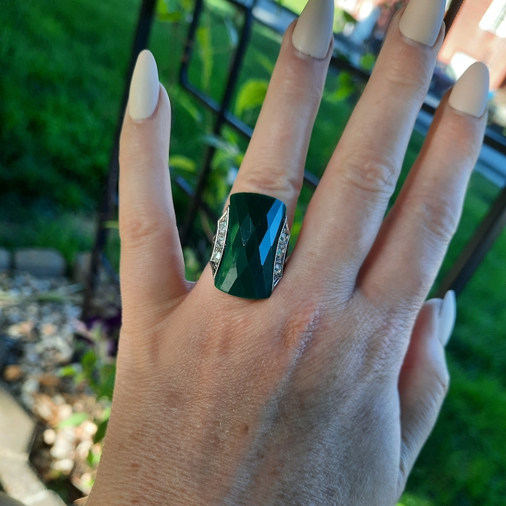 Oversize statement ring. Emerald green color faux stone. Sz 7